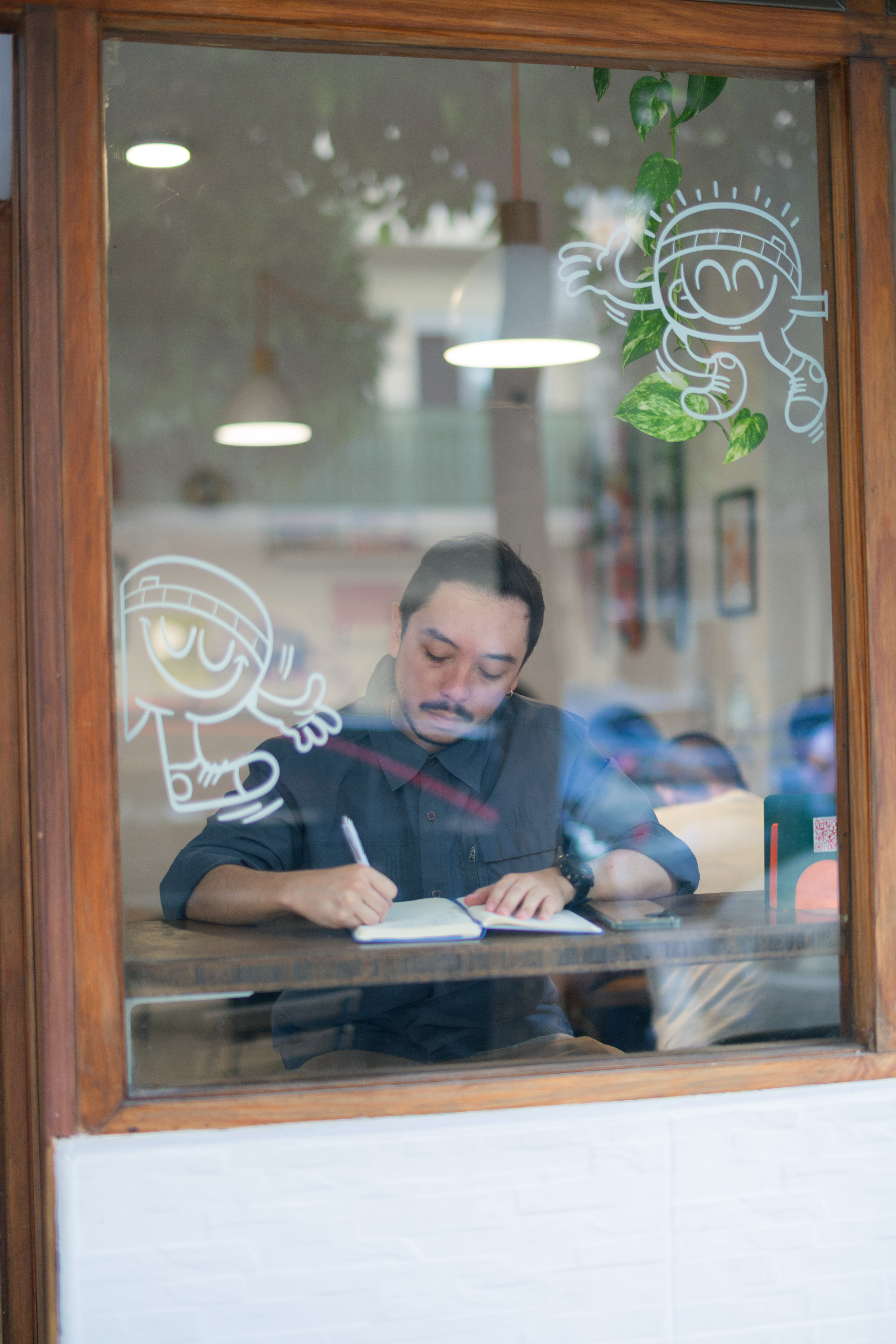 Integrante del equipo de RVLT tomando notas en un cuaderno